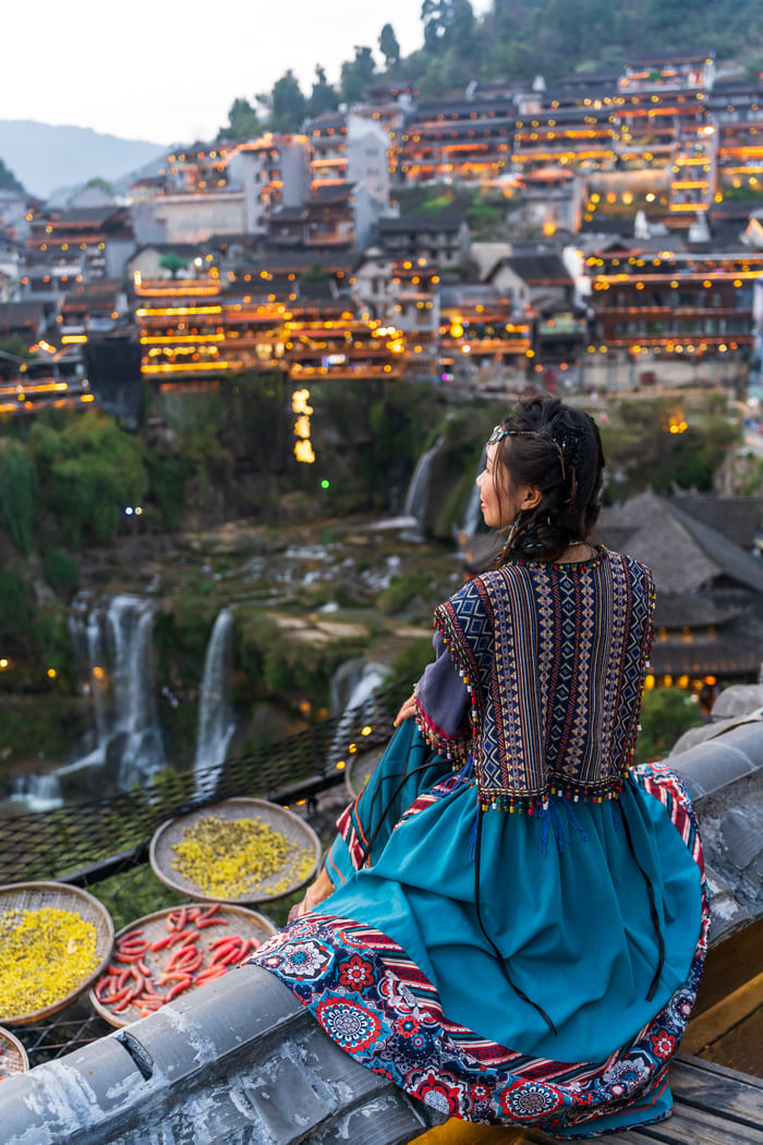 una foto de la ciudad lijiang en china
